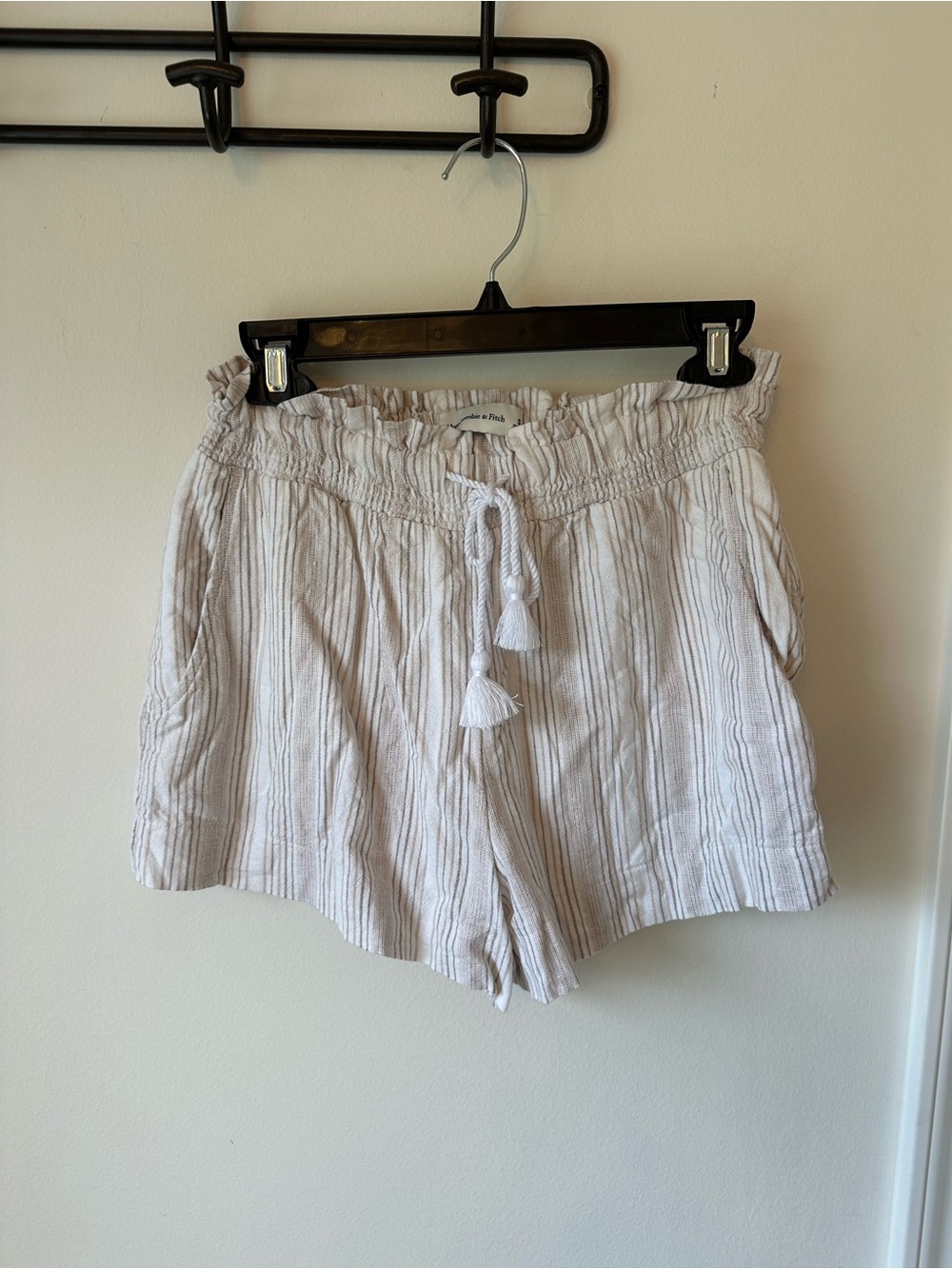Abercrombie White/Light Beige Striped Linen Blend Drawstring Women’s Shorts